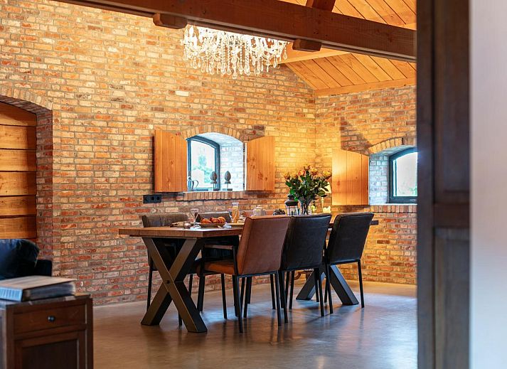 Houtkachel voor warme avonden in De Hoeve I, vakantieverblijf in Hulsel, Kempen, Noord Brabant.