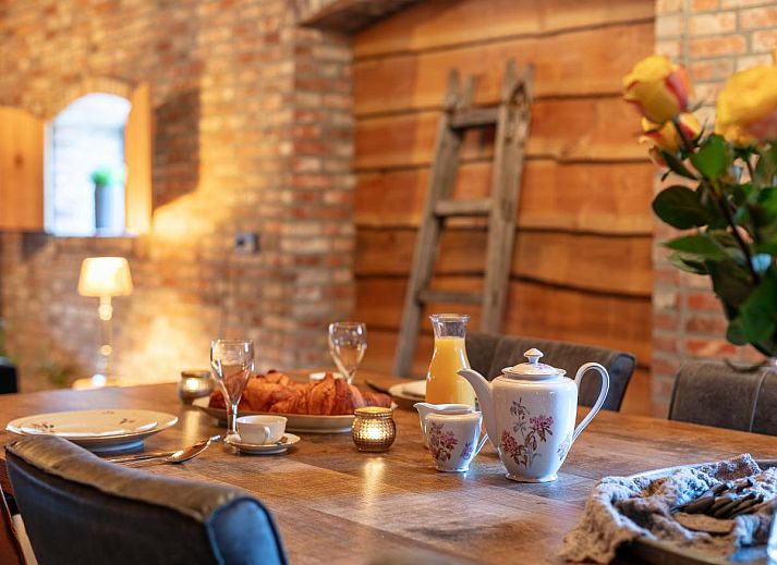 Houtkachel voor warme avonden in De Hoeve I, vakantieverblijf in Hulsel, Kempen, Noord Brabant.