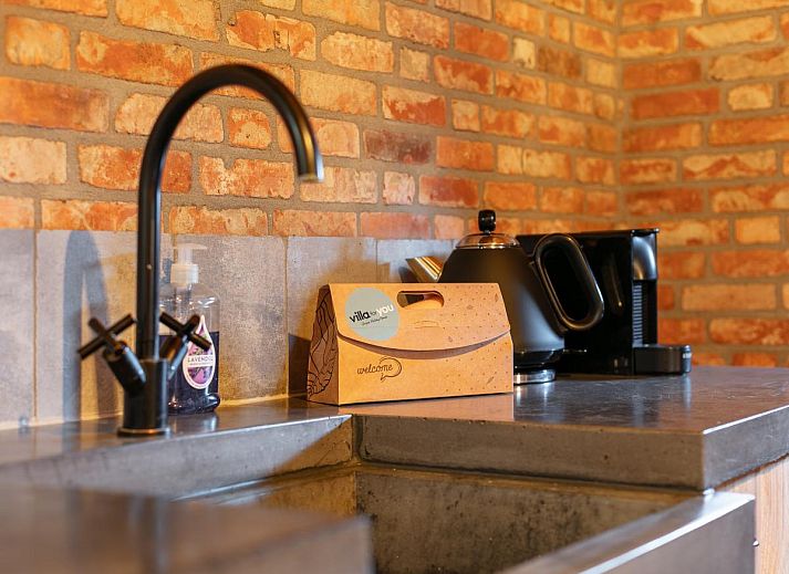 Gezellig tafeltje met wijn in De Hoeve I, vakantiehuis in Hulsel, Kempen, Noord Brabant.