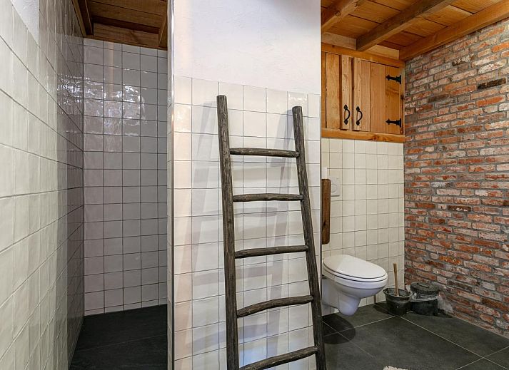 Gezellig tafeltje met wijn in De Hoeve I, vakantiehuis in Hulsel, Kempen, Noord Brabant.