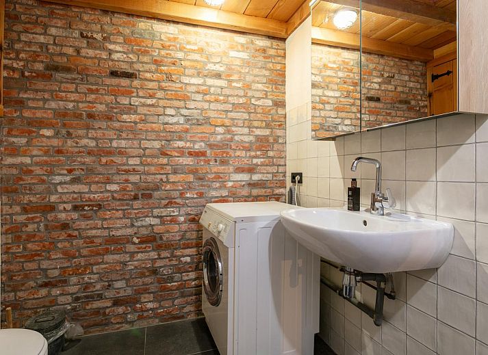 Gezellig tafeltje met wijn in De Hoeve I, vakantiehuis in Hulsel, Kempen, Noord Brabant.