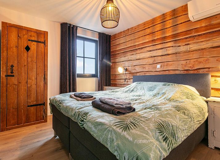 Gezellige zithoek in De Hoeve II vakantiehuis, Hulsel, met uitzicht op de groene omgeving van de Kempen, Noord Brabant.