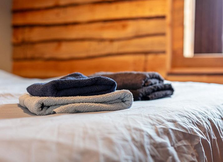 Gezellige zithoek in De Hoeve II vakantiehuis, Hulsel, met uitzicht op de groene omgeving van de Kempen, Noord Brabant.