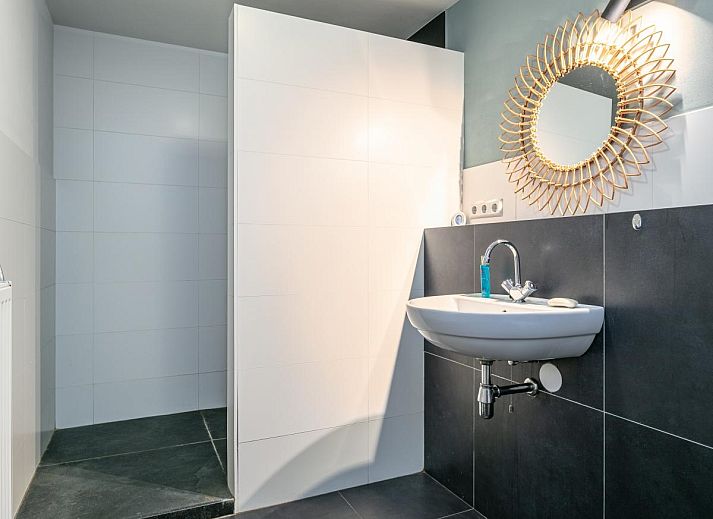 Volledig uitgeruste keuken van De Hoeve II vakantiehuis in Hulsel, Noord Brabant, ideaal voor culinaire avonturen.