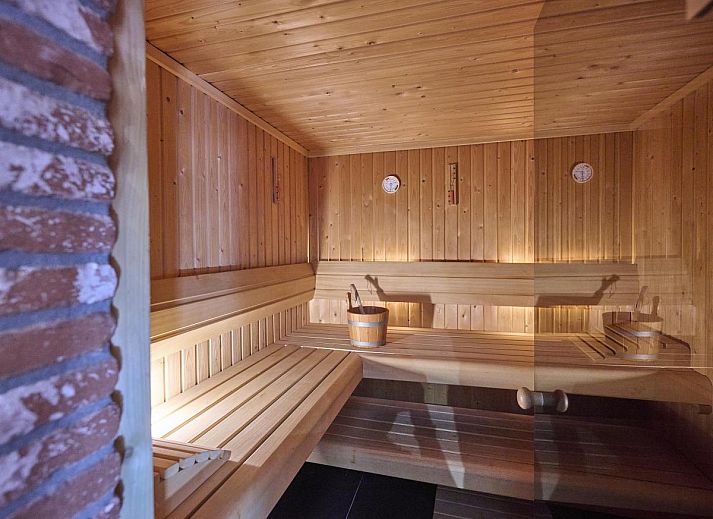 Eetruimte in De Hoeve III, vakantiehuis in Hulsel, met stijlvolle verlichting en open keuken, ideaal voor een ontspannen verblijf.