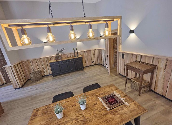 Buitenterras van De Hoeve III, vakantiehuis in Hulsel, met zitgelegenheid en groene omgeving in de Kempen, Noord Brabant.