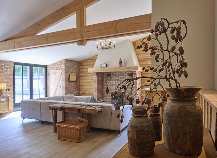 Buitenterras van De Hoeve III, vakantiehuis in Hulsel, met zitgelegenheid en groene omgeving in de Kempen, Noord Brabant.