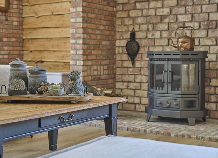 Moderne keuken in De Hoeve III, vakantiehuis in Hulsel, met bakstenen muur en houten afwerking in de Kempen, Noord Brabant.