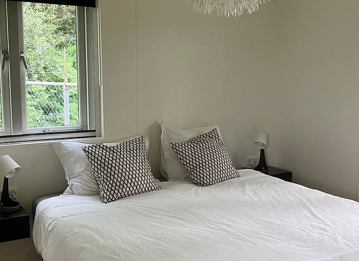 Zonnige voorzijde van Vakantiehuisje in Oost- west en Middelbeers, in de groene omgeving van Middelbeers, Noord Brabant.