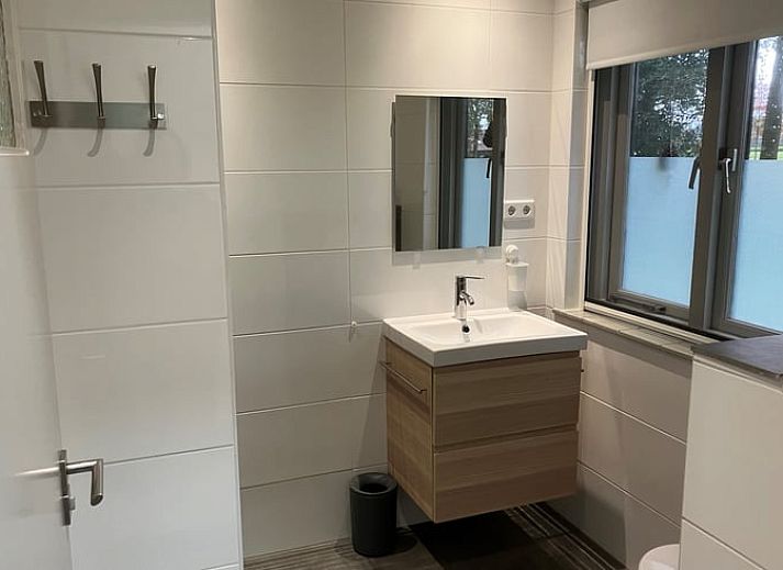 Zonnige voorzijde van Vakantiehuisje in Oost- west en Middelbeers, in de groene omgeving van Middelbeers, Noord Brabant.