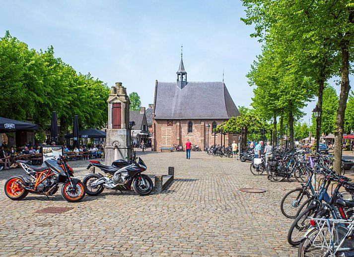 Esszimmer mit Waldwanddruck in Achter de Vijf Linden, Knegsel, Ferienhaus in Nordbrabant.