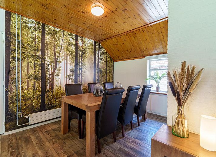 Essecke in der Kueche von Achter de Vijf Linden, Ferienhaus in Knegsel, Nordbrabant.