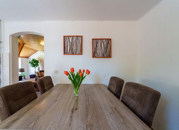 Essecke in der Kueche von Achter de Vijf Linden, Ferienhaus in Knegsel, Nordbrabant.