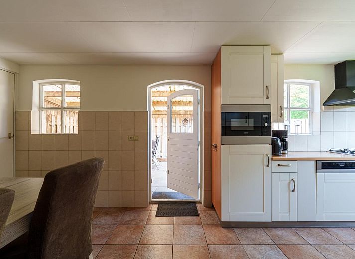 Essecke in der Kueche von Achter de Vijf Linden, Ferienhaus in Knegsel, Nordbrabant.