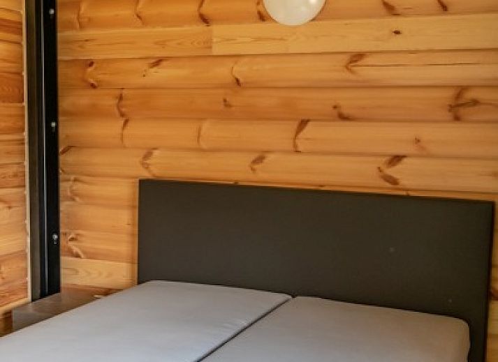 Buitenkant van de Kraanvogels vakantieaccommodatie in Tilburg, Hart van Brabant, met moderne houten architectuur.