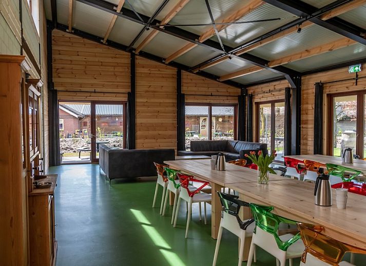 Buitenkant van de Kraanvogels vakantieaccommodatie in Tilburg, Hart van Brabant, met moderne houten architectuur.