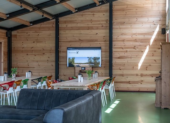 Buitenkant van de Kraanvogels vakantieaccommodatie in Tilburg, Hart van Brabant, met moderne houten architectuur.