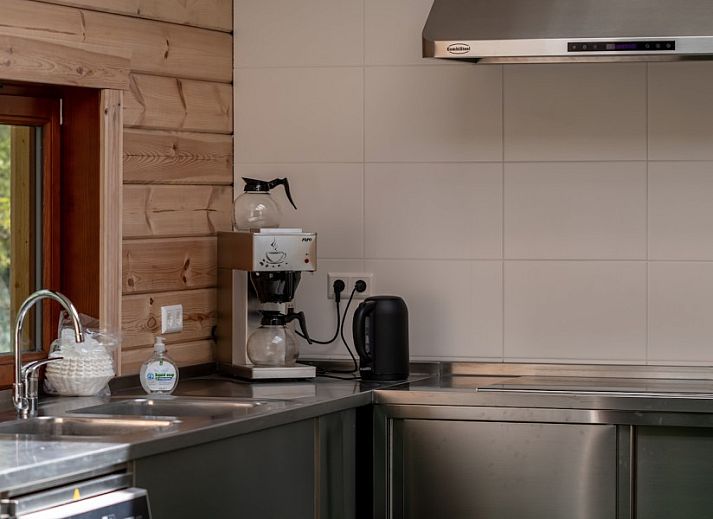 Buitenkant van de Kraanvogels vakantieaccommodatie in Tilburg, Hart van Brabant, met moderne houten architectuur.