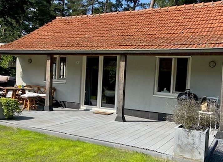 Gezellig terras bij Vakantiehuisje in Oisterwijk, Noord Brabant, ideaal voor ontspannen momenten in de natuur.