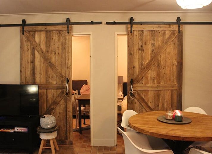 Gezellig terras bij Vakantiehuisje in Oisterwijk, Noord Brabant, ideaal voor ontspannen momenten in de natuur.