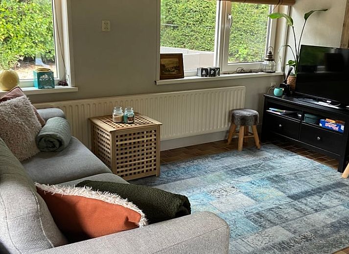 Vakantiehuisje in Oisterwijk, Noord Brabant, met zonnig terras en groene tuin, ideaal voor ontspanning.