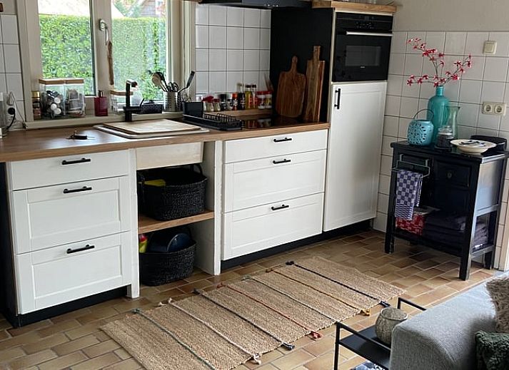 Charmant terras bij Vakantiehuisje in Oisterwijk, omringd door natuur in Hart van Brabant, Noord Brabant.