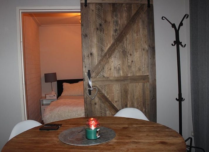 Charmant terras bij Vakantiehuisje in Oisterwijk, omringd door natuur in Hart van Brabant, Noord Brabant.