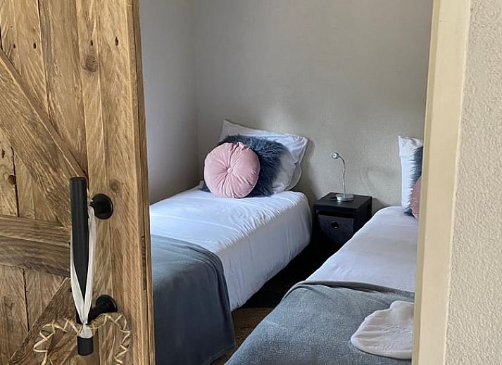 Authentieke houten schuifdeuren in Vakantiehuisje in Oisterwijk, Noord Brabant, voor een rustieke sfeer.