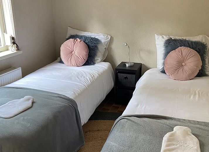 Authentieke houten schuifdeuren in Vakantiehuisje in Oisterwijk, Noord Brabant, voor een rustieke sfeer.