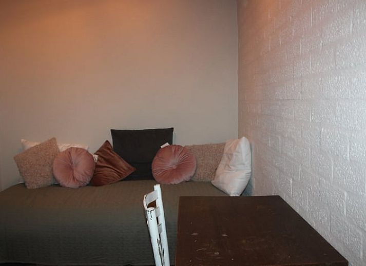 Authentieke houten schuifdeuren in Vakantiehuisje in Oisterwijk, Noord Brabant, voor een rustieke sfeer.