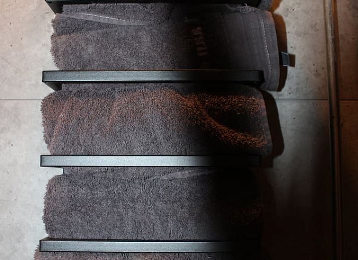 Gezellige eetruimte met houten schuifdeuren in Vakantiehuisje in Oisterwijk, Hart van Brabant.