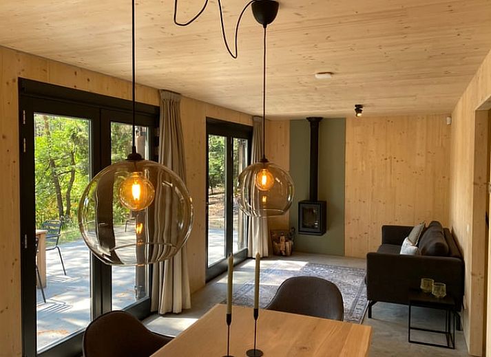 Beruhigender Blick auf den See bei Ferienhaus in Oisterwijk, umgeben von gruenen Waeldern im Herzen von Brabant, Nordbrabant.