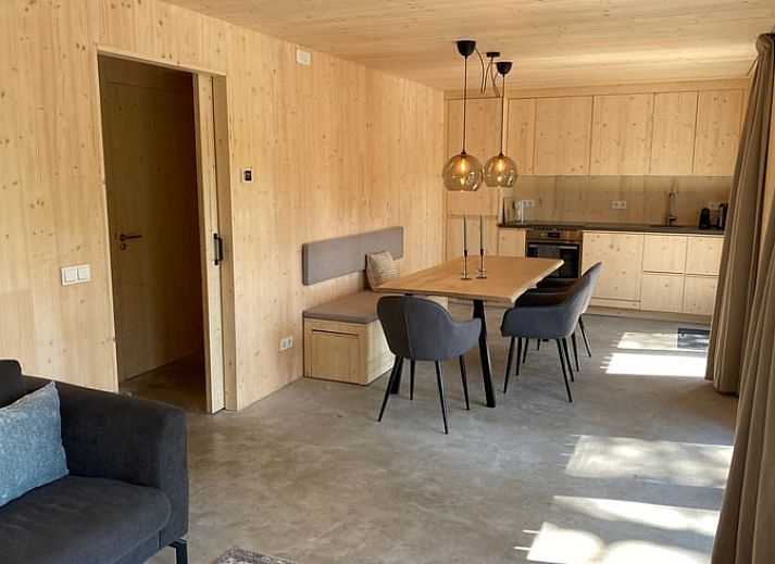 Beruhigender Blick auf den See bei Ferienhaus in Oisterwijk, umgeben von gruenen Waeldern im Herzen von Brabant, Nordbrabant.