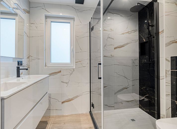 Moderne keuken en gezellige woonkamer in vakantiehuis Bosven, Oisterwijk, Hart van Brabant, Noord Brabant.