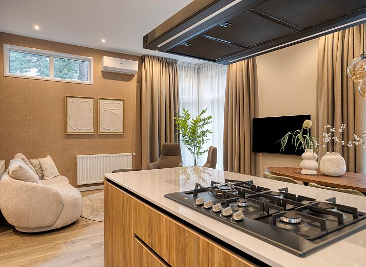 Moderne keuken en gezellige woonkamer in vakantiehuis Bosven, Oisterwijk, Hart van Brabant, Noord Brabant.