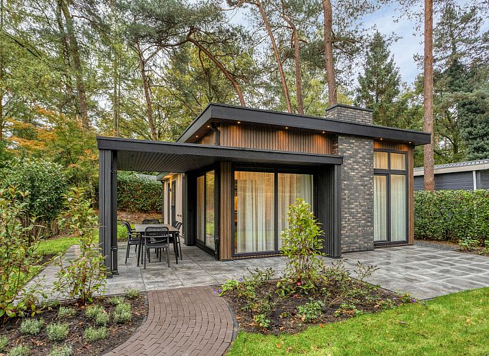 Stijlvolle eethoek in vakantiehuis Bosven, Oisterwijk, Hart van Brabant. Geniet van luxe en comfort in deze moderne binnenruimte.