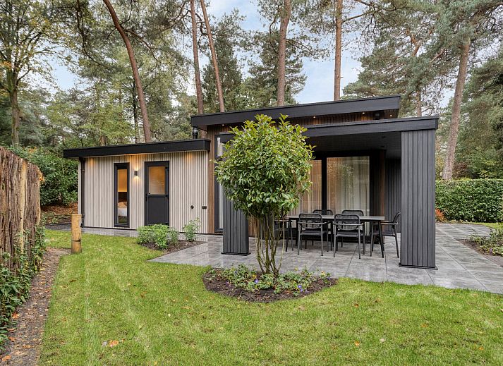 Stijlvolle eethoek in vakantiehuis Bosven, Oisterwijk, Hart van Brabant. Geniet van luxe en comfort in deze moderne binnenruimte.