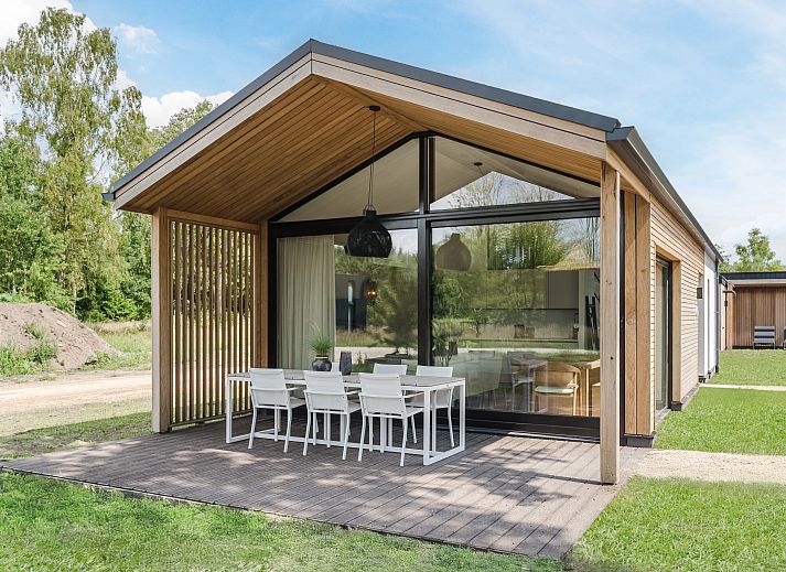 Gemuetliches, modern eingerichtetes Wohnzimmer der 4-6-Bett-Lodge in Oisterwijk, Hart van Brabant.