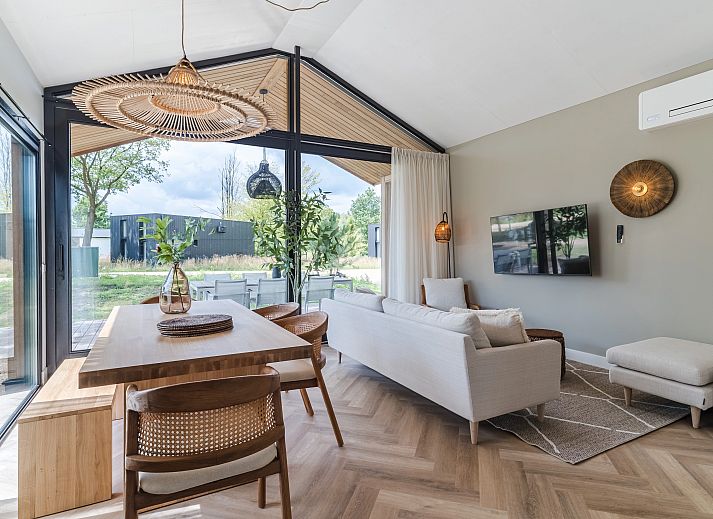 Gemuetliches, modern eingerichtetes Wohnzimmer der 4-6-Bett-Lodge in Oisterwijk, Hart van Brabant.