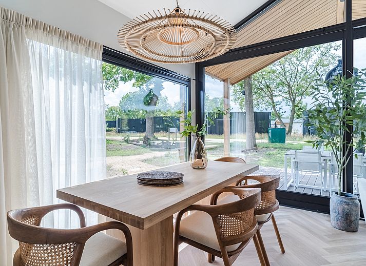 Gemuetliches, modern eingerichtetes Wohnzimmer der 4-6-Bett-Lodge in Oisterwijk, Hart van Brabant.