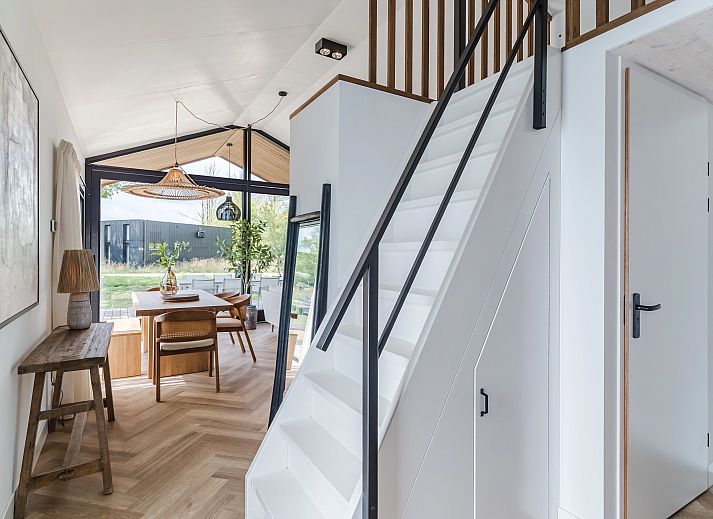 Essecke in der 4-6-Betten-Lodge in Oisterwijk, Nordbrabant, mit Blick auf die Natur.