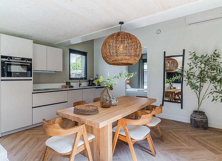 6-Personen-Huette 6BE in Oisterwijk, Nordbrabant mit moderner Veranda und gruener Umgebung, ideales Ferienhaus in Hart van Brabant.