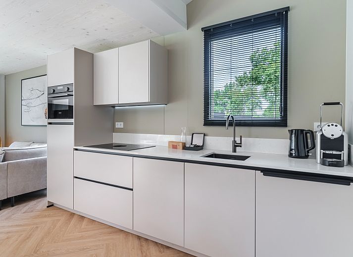 6-Personen-Huette 6BE in Oisterwijk, Nordbrabant mit moderner Veranda und gruener Umgebung, ideales Ferienhaus in Hart van Brabant.