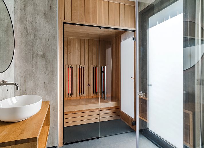 Geniessen Sie die moderne 6-Personen-Lodge 6BE in Oisterwijk, Hart van Brabant, mit grosser Terrasse und komfortablem Aussenbereich.