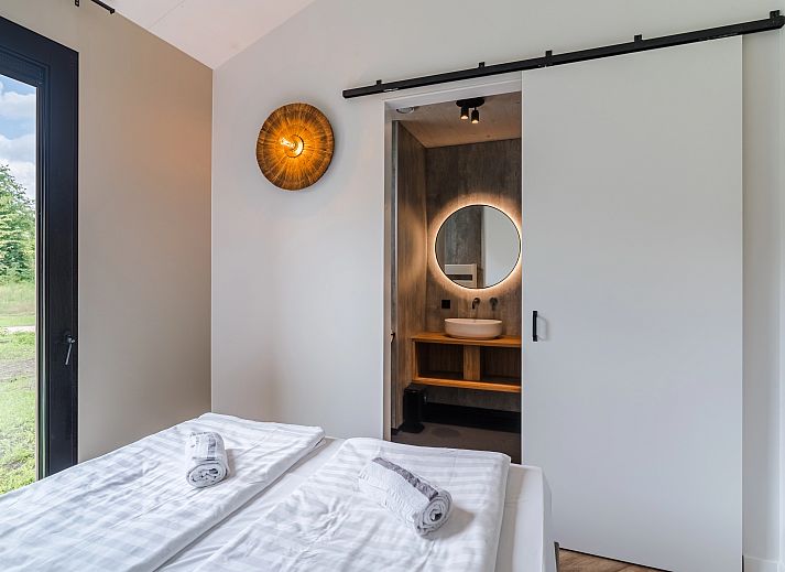 Geniessen Sie die moderne 6-Personen-Lodge 6BE in Oisterwijk, Hart van Brabant, mit grosser Terrasse und komfortablem Aussenbereich.