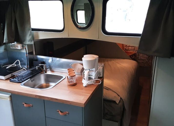 Historische trein bij Vakantiehuisje in Liempde, Noord Brabant, omgeven door serene natuur en rustgevende omgeving.