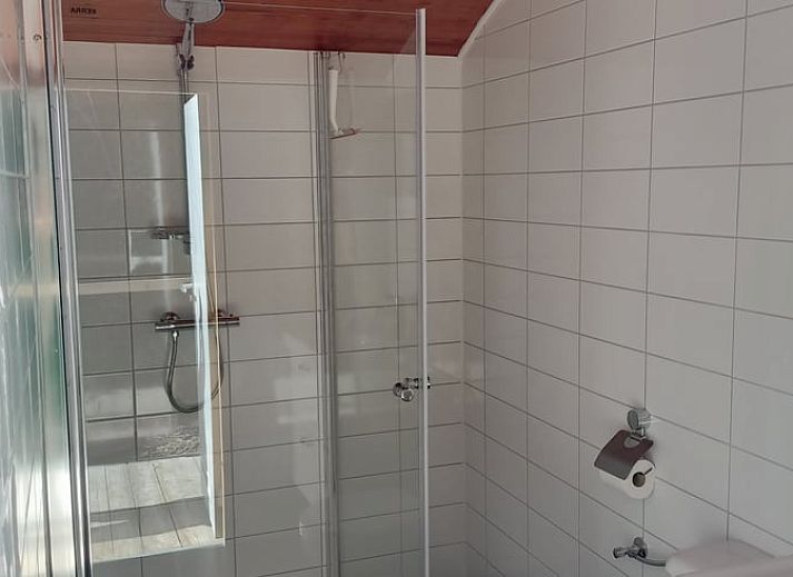 Charmante houten veranda bij Vakantiehuisje in Liempde, Hart van Brabant, ideaal voor ontspanning in de natuur.