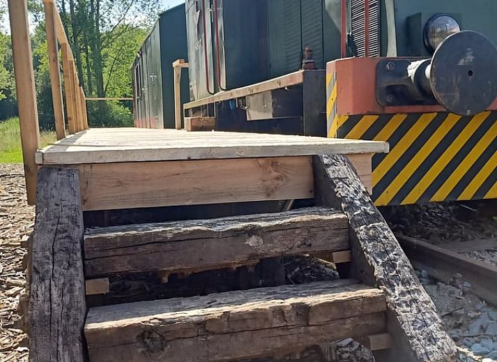 Charmante houten veranda bij Vakantiehuisje in Liempde, Hart van Brabant, ideaal voor ontspanning in de natuur.