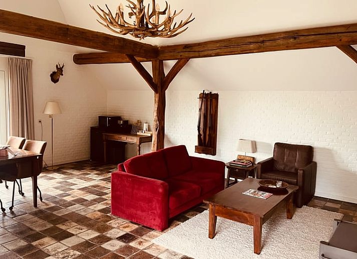 Buitenterras van vakantiehuis in Udenhout, omgeven door groen, Hart van Brabant.