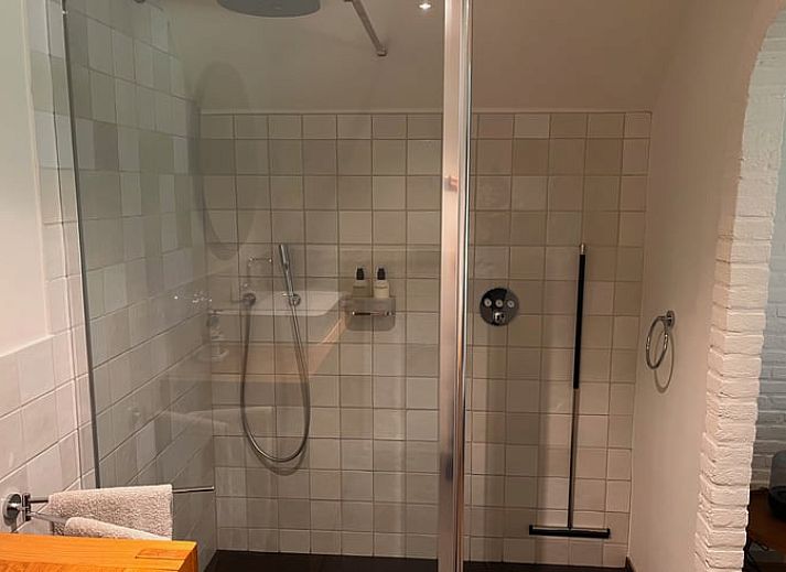 Buitenterras van vakantiehuis in Udenhout, omgeven door groen, Hart van Brabant.